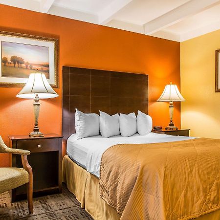 Clarion Hotel & Suites Hamden-New Haven Zewnętrze zdjęcie