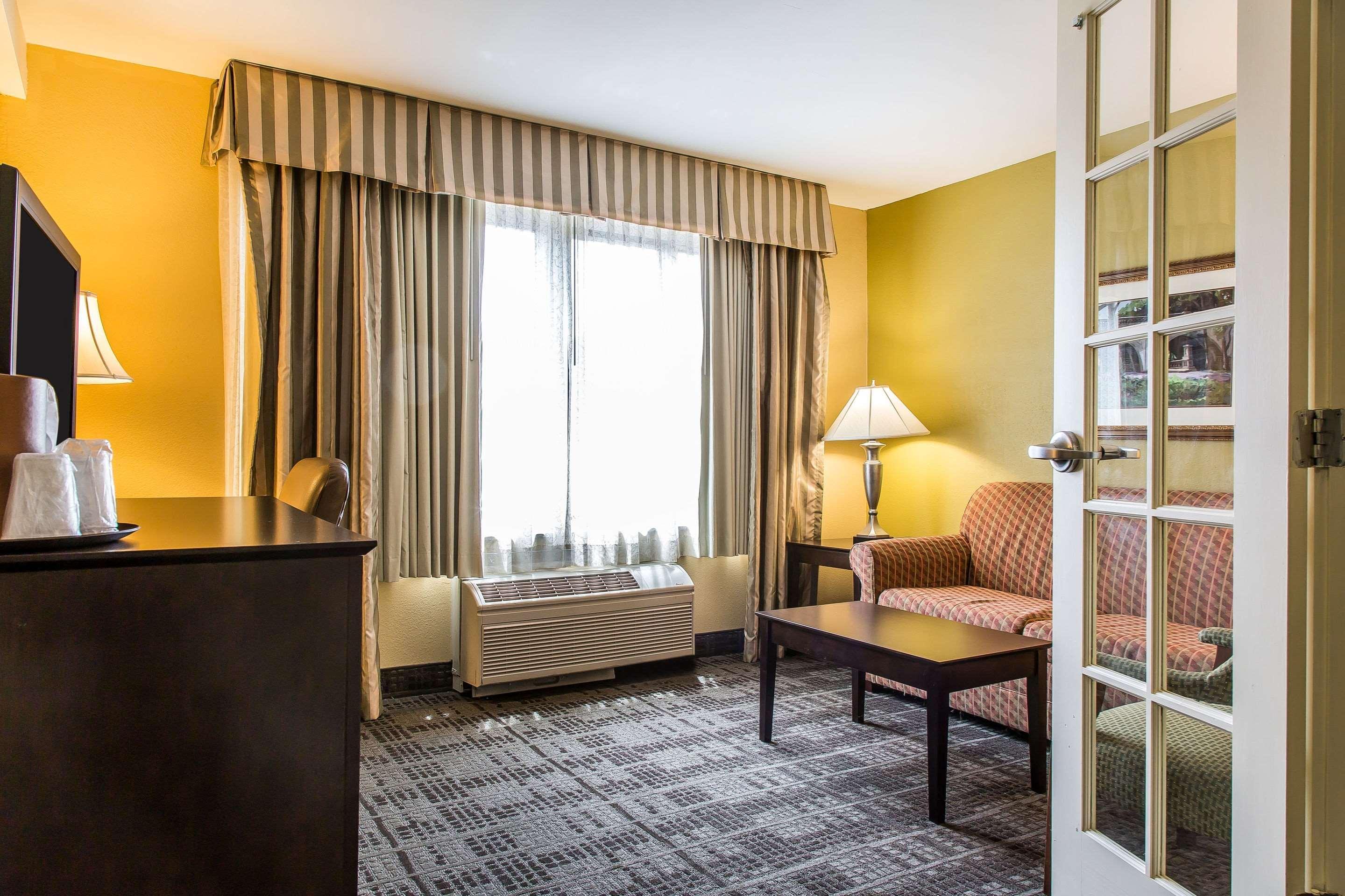 Clarion Hotel & Suites Hamden-New Haven Zewnętrze zdjęcie